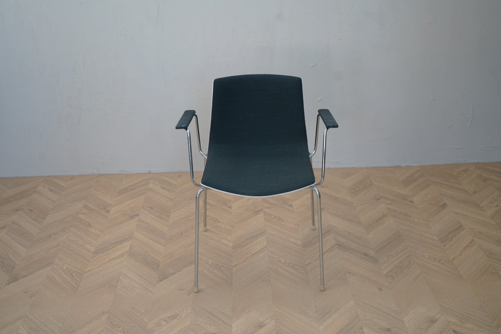 Arper 46-konferencestol i sort stof med kromben og armlæn – set forfra